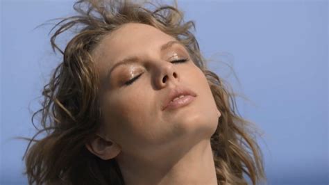 Taylor Swift’s GQ Beachside Photo Shoot 